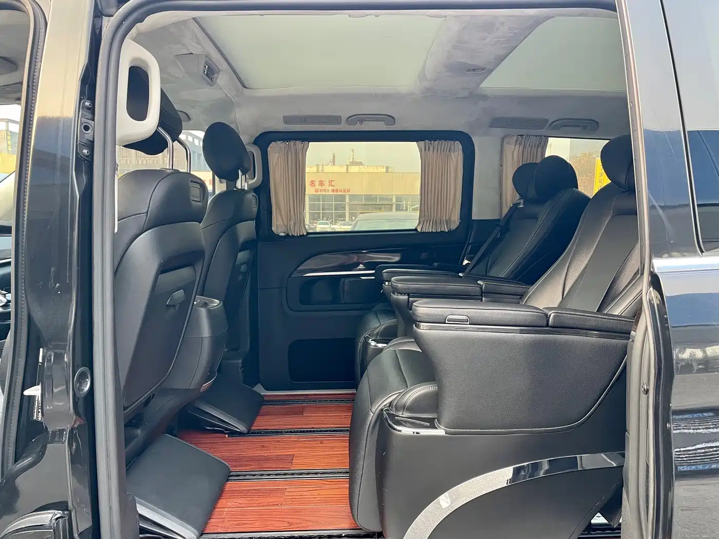Mercedes-Benz V-Class 2017 Model V 260 L Premium Extended Edition фото 7