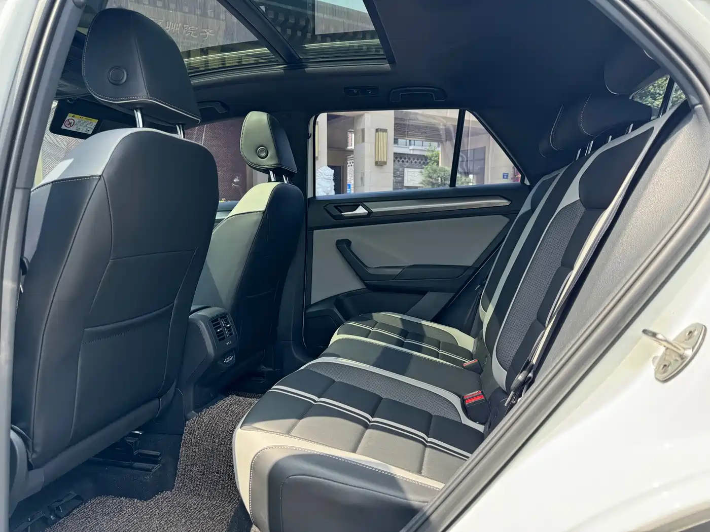 VOLKSWAGEN T-ROC EXPLORING SONGS