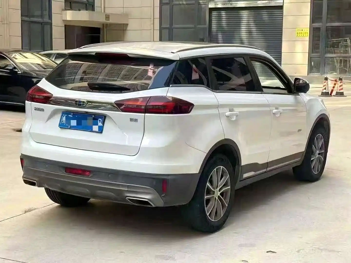 Photo 7 - Geely Atlas