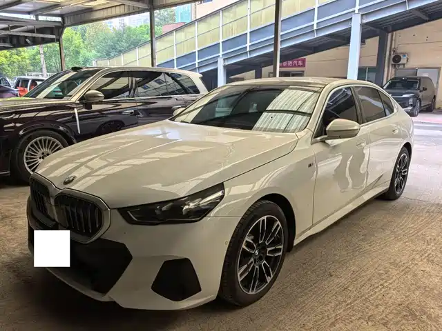 BMW 5 Series 2025 530Li Leading M Sport Package — фото 1
