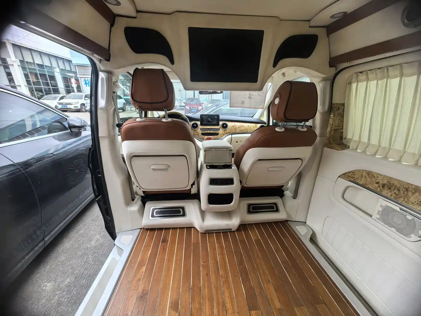 Mercedes-Benz V-Class 2017 Model V 260 L Premium Extended Edition фото 4