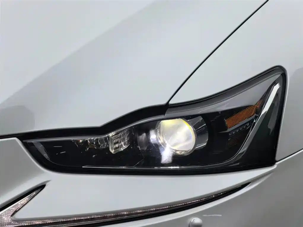 Lexus IS 2015 200t Leading Edition фото 15
