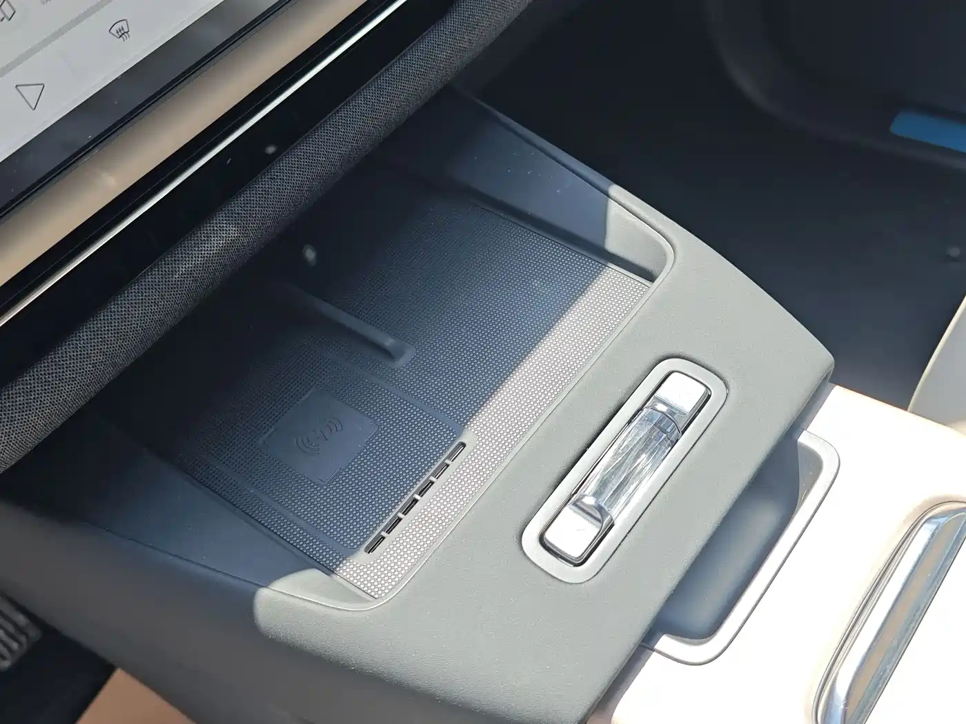 VOLVO XC70 PLUG-IN HYBRID
