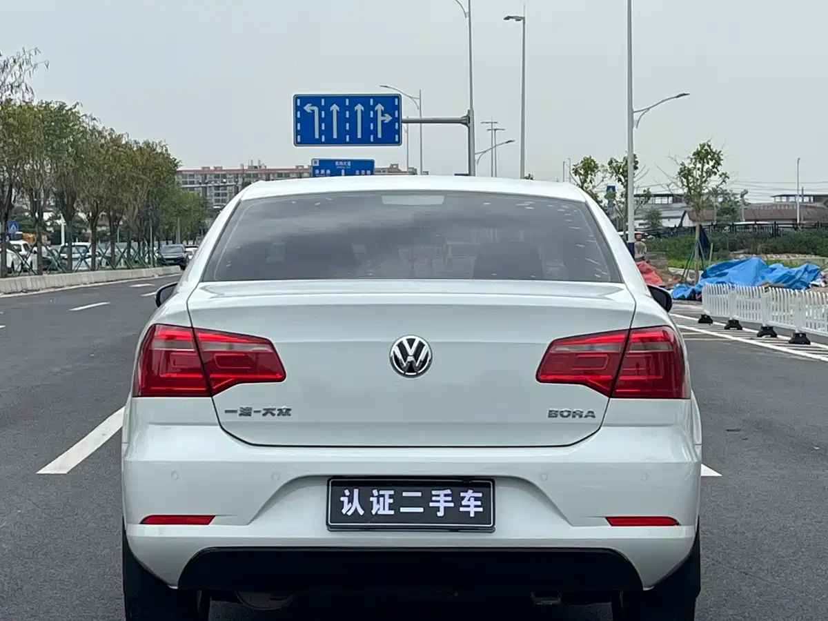 Volkswagen Bora 2014 1.6L Automatic Fashion Edition фото 7