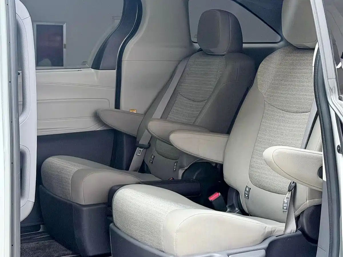 Toyota Sienna 2024 2.5L Hybrid Comfort Edition фото 7