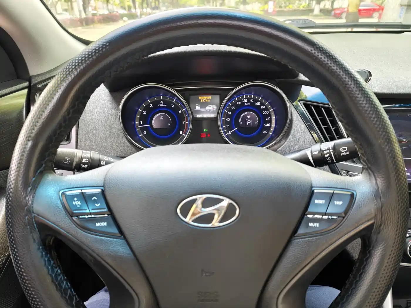 Hyundai Sonata 2013 2.0L Automatic Luxury Edition фото 10