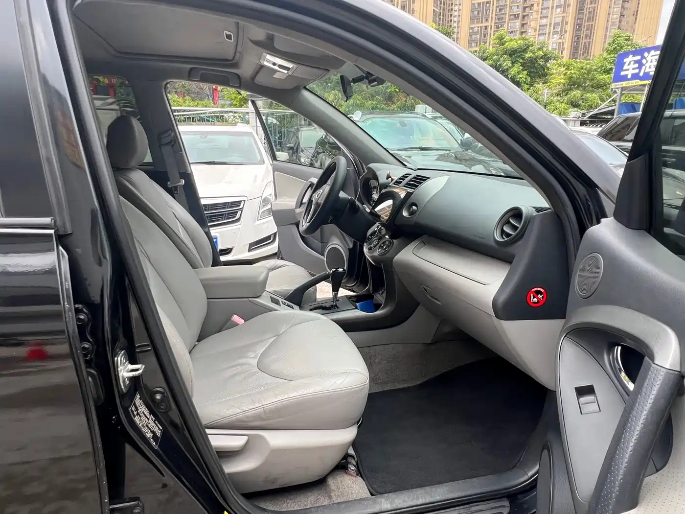Toyota RAV4 Rongfang 2010 2.4L Automatic Luxury Upgrade Edition фото 12