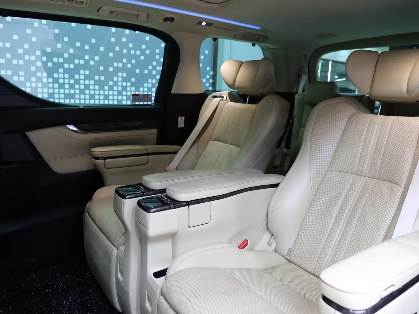 Toyota Vellfire 2020 Twin Engine 2.5L HV Premium Edition фото 7