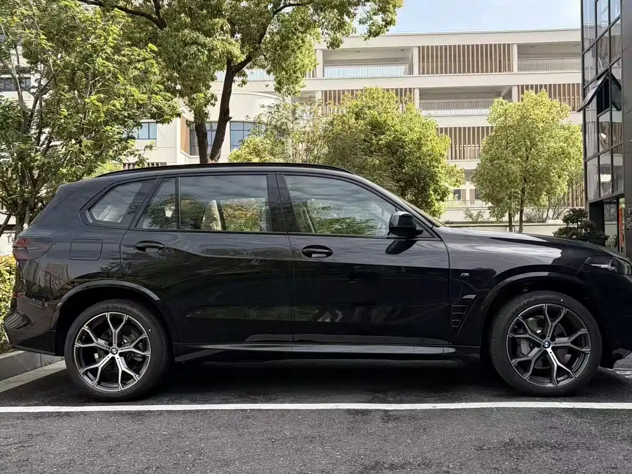 BMW X5 2026 xDrive 40Li M Sport Night Edition Package фото 4