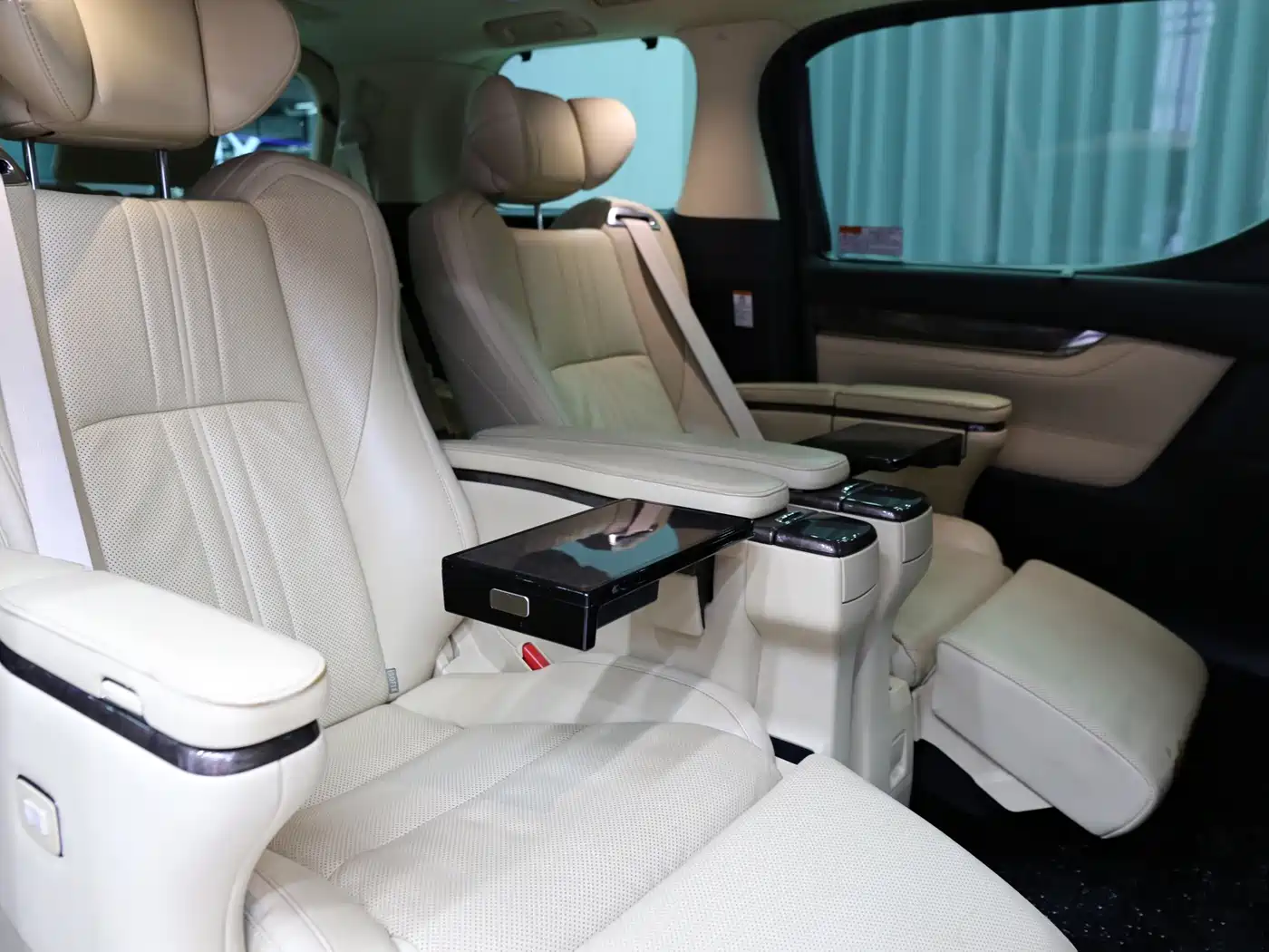 Toyota Vellfire 2020 Twin Engine 2.5L HV Premium Edition фото 8
