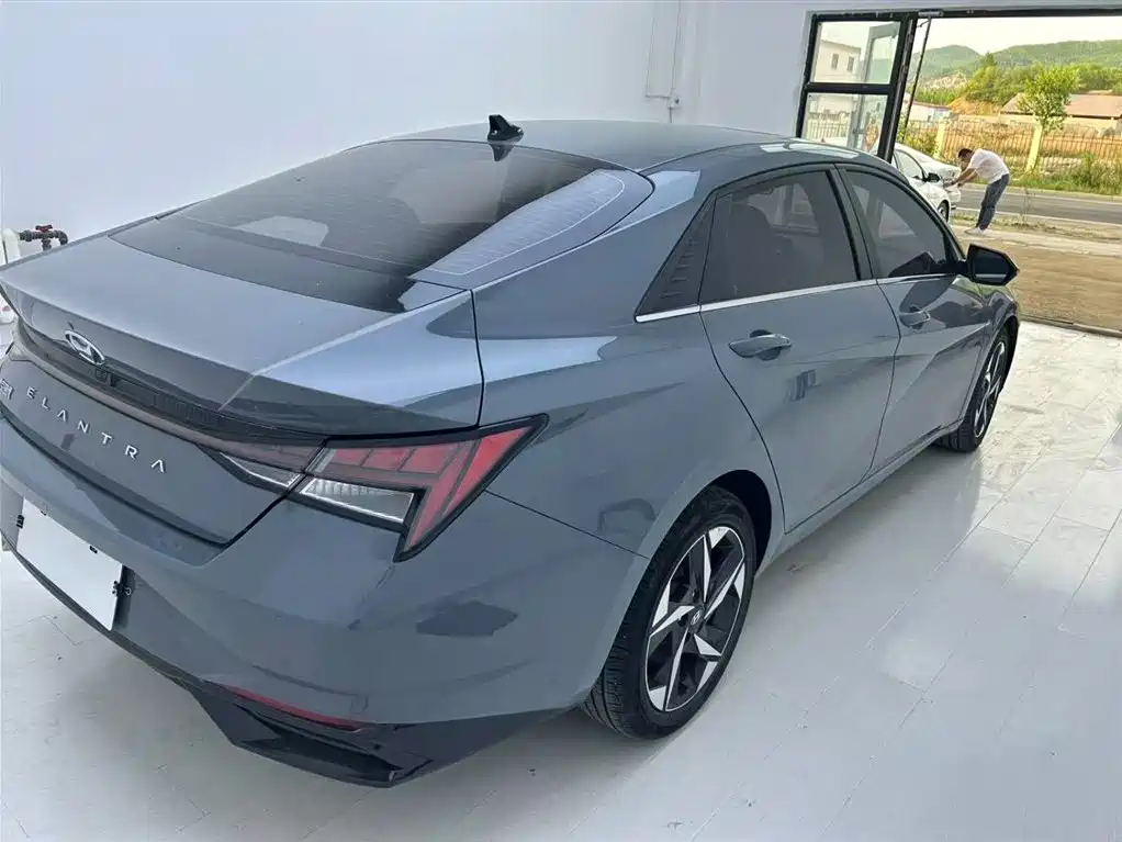 Hyundai Elantra 2021 1.5L CVT LUX Premium Edition фото 18