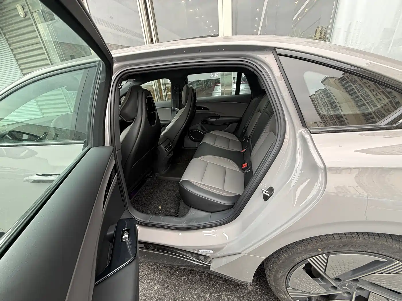 Hongqi EH7 2025 640 AWD Smart Selection Edition фото 13