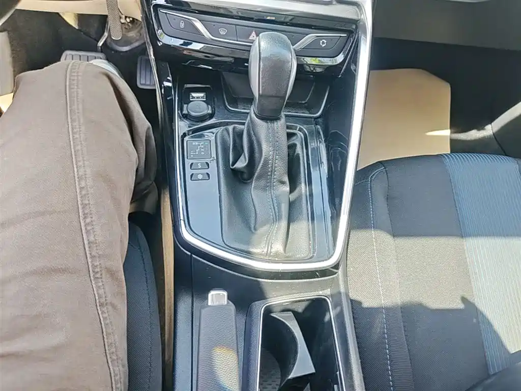 Peugeot 308 2018 1.6L Auto Luxury Edition фото 14
