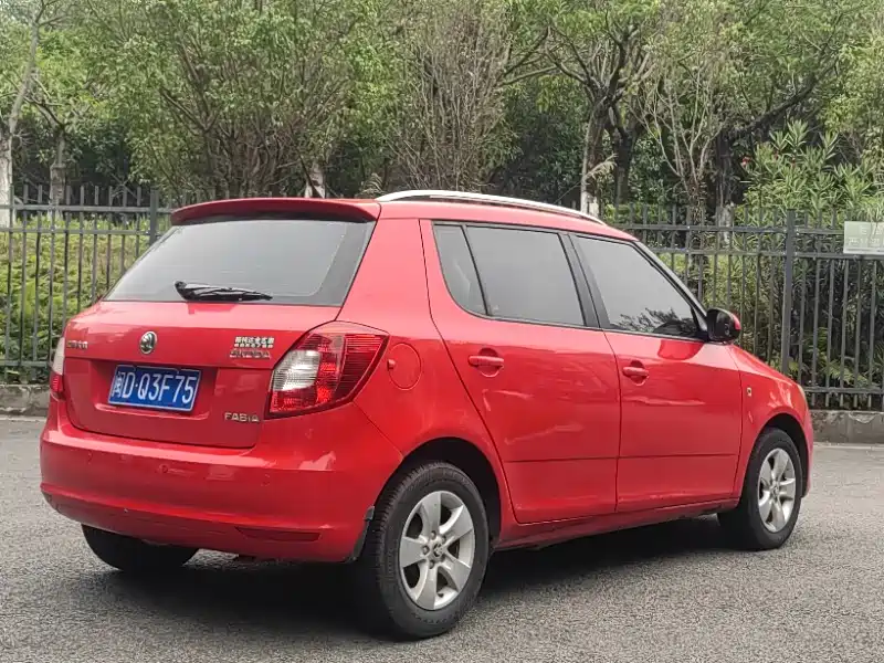 Škoda Fabia 2014 1.4L Automatic Crystal Edition фото 6
