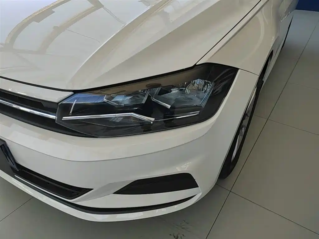 Volkswagen Polo 2019 Plus 1.5L Automatic Panorama Enjoyment Edition фото 24