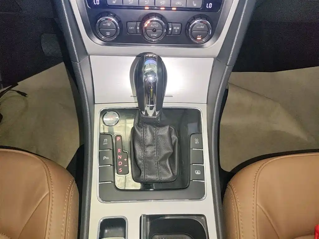 Volkswagen Passat 2014 1.8TSI DSG Executive Edition фото 14