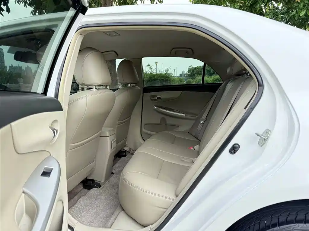 Toyota Corolla 2013 Special Edition 1.6L Automatic Cool GL фото 6