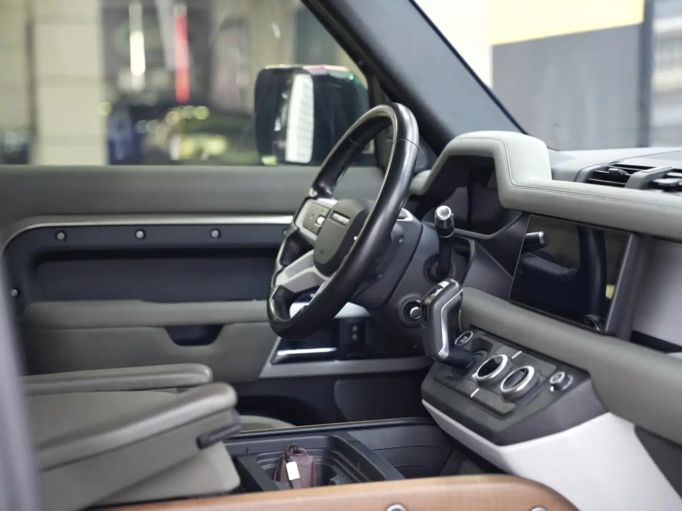 Land Rover Defender 2020 Model 110 P400 HSE фото 16
