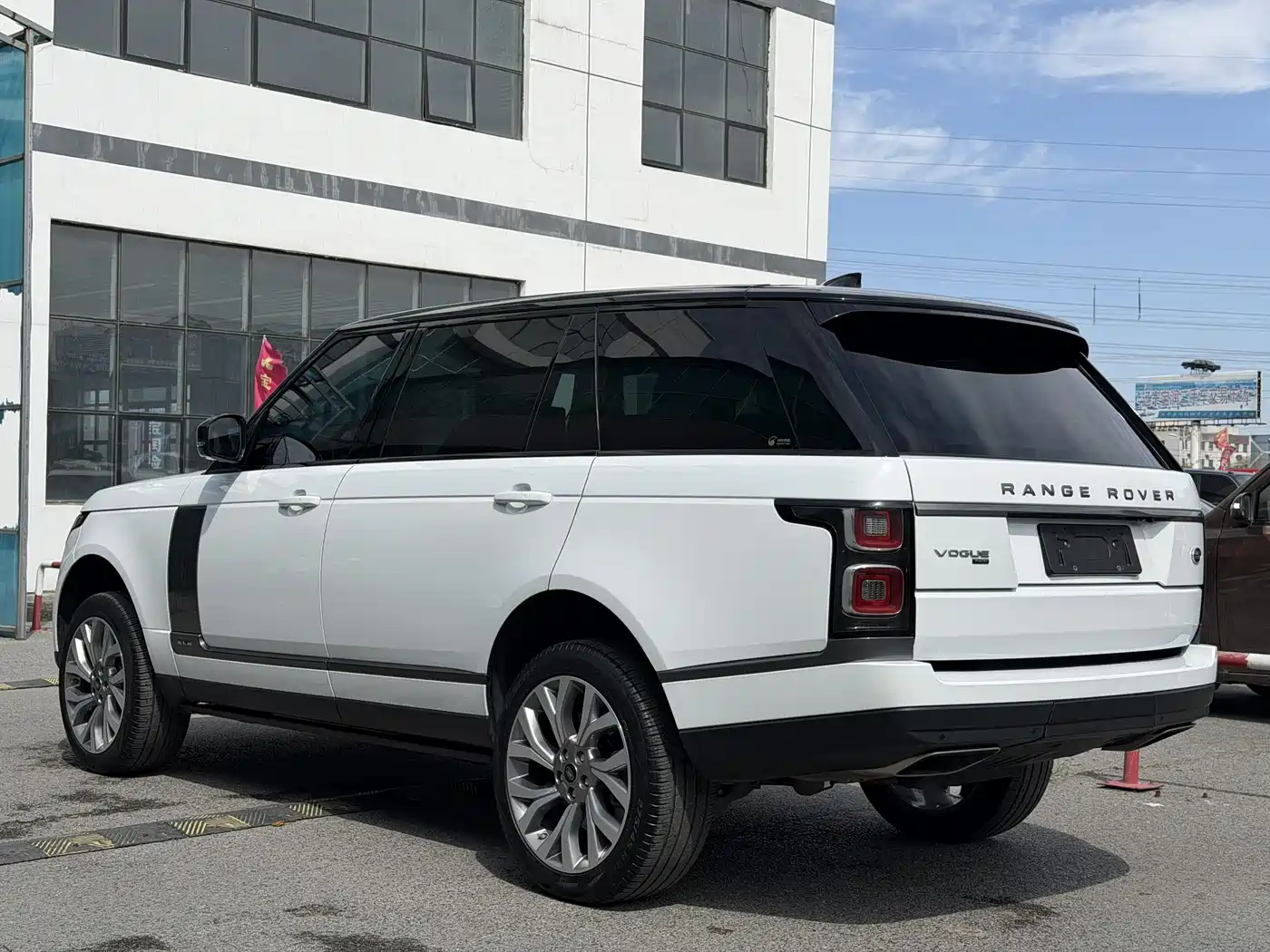 Land Rover Range Rover 2022 3.0 L6 400PS Heritage Extended Classic Edition фото 5