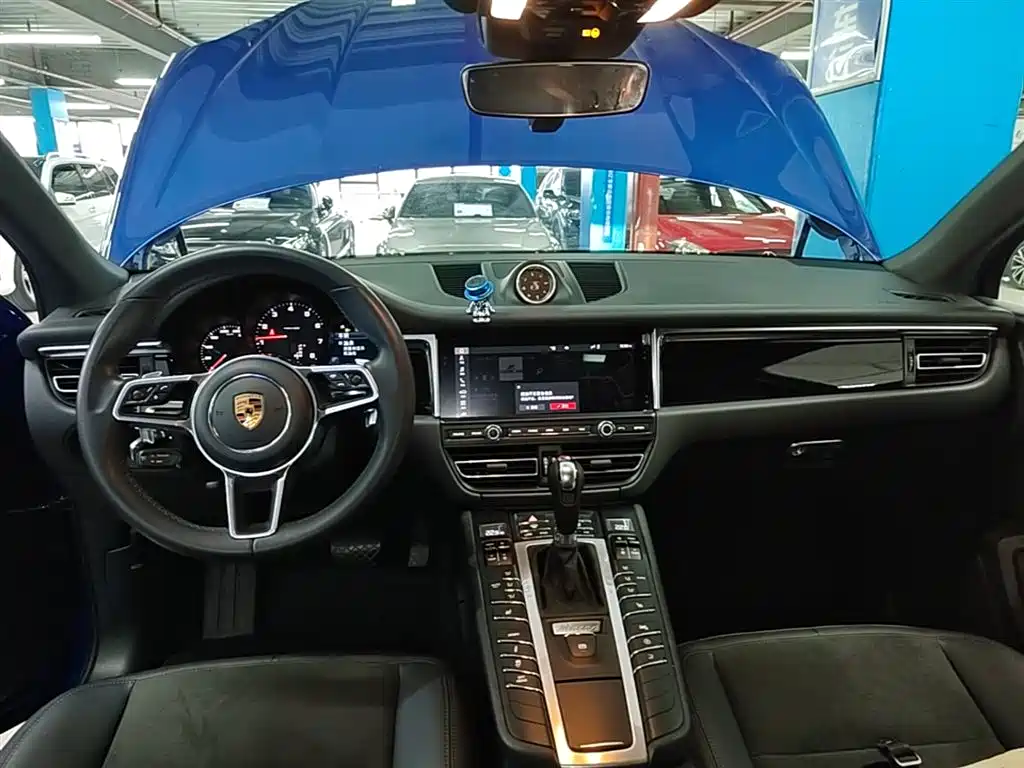 PORSCHE MACAN