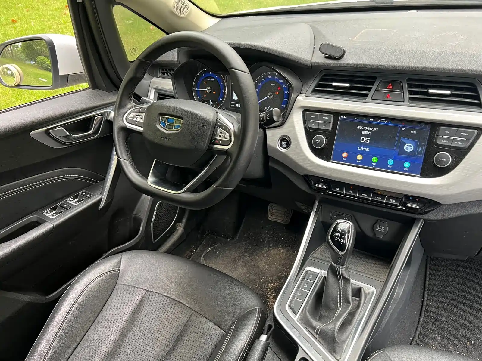 Фото 8 - Geely Vision X3
