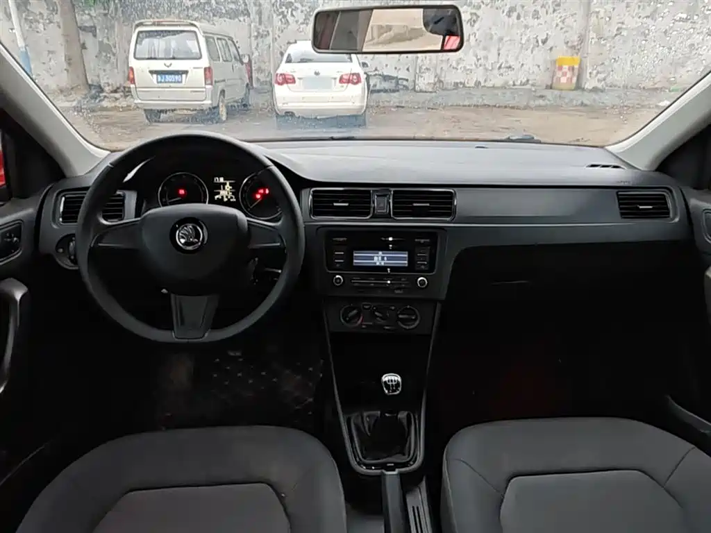 Škoda Skoda Rapid Spaceback 2016 Facelift 1.6L Manual Forward Edition фото 16