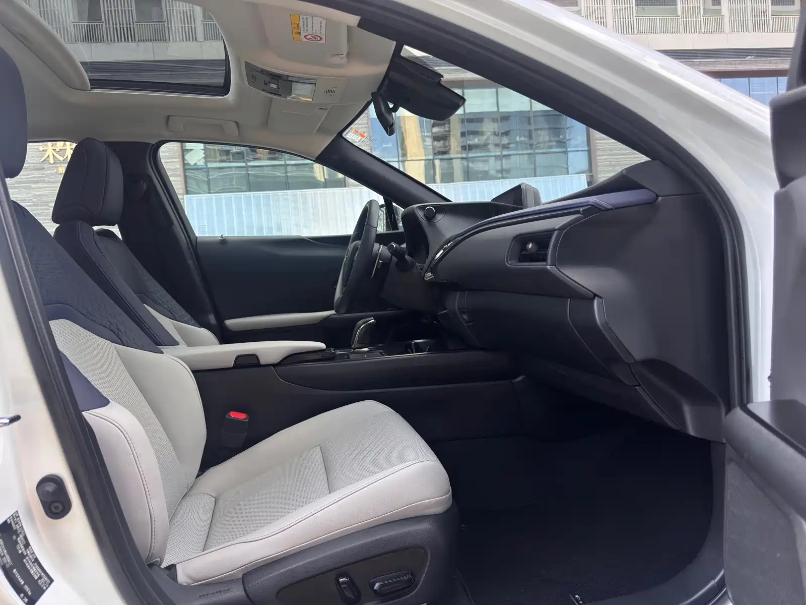 Photo 17 - Lexus UX Electric