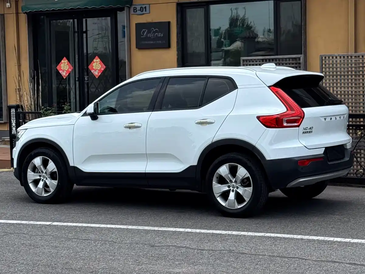 Фото 3 - Volvo XC40