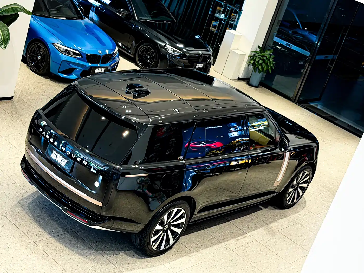 Land Rover Range Rover 2025 3.0 L6 400PS Paradigm Extended Wheelbase фото 5