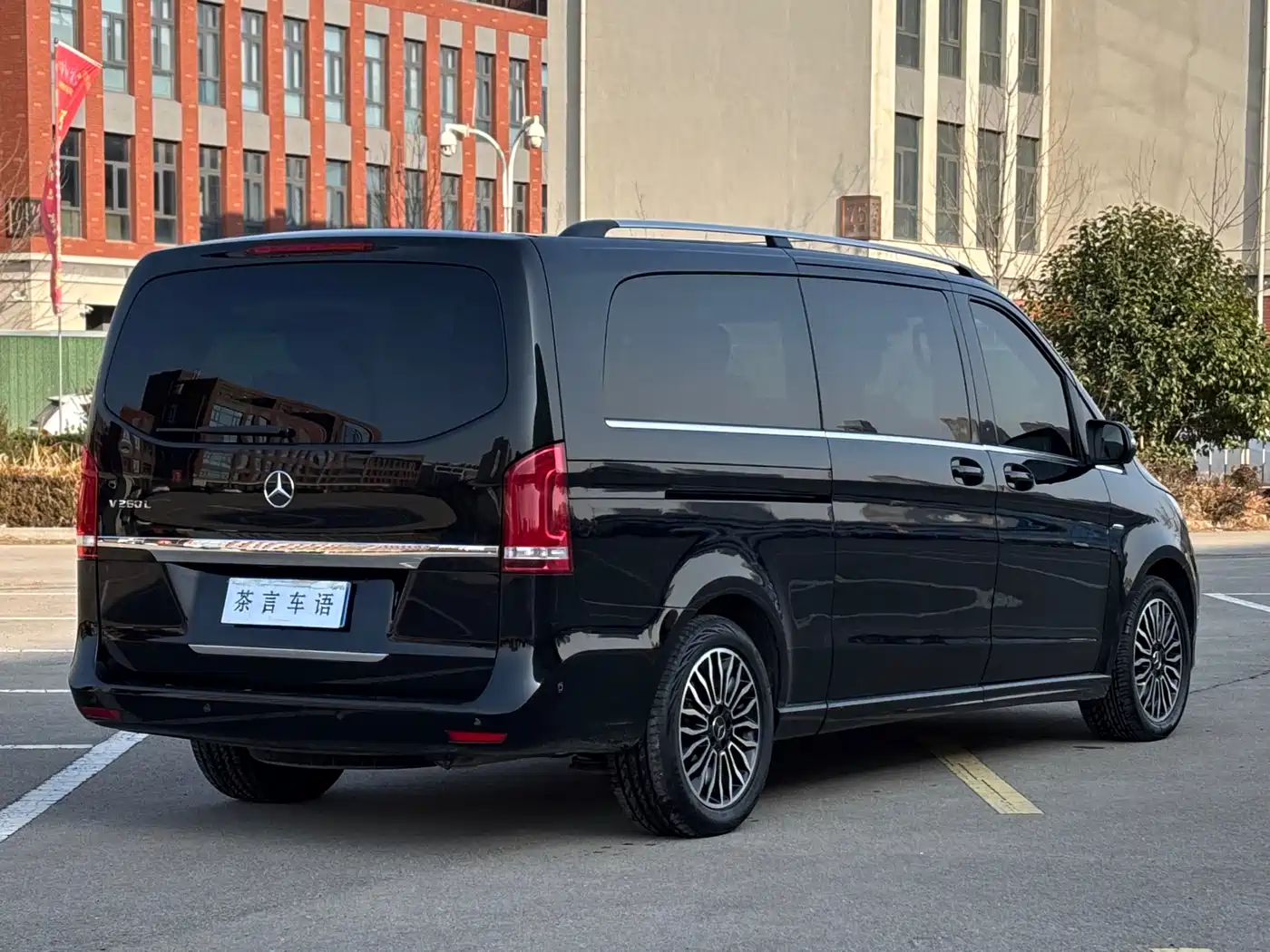Mercedes-Benz V-Class 2017 Model V 260 L Premium Extended Edition фото 4