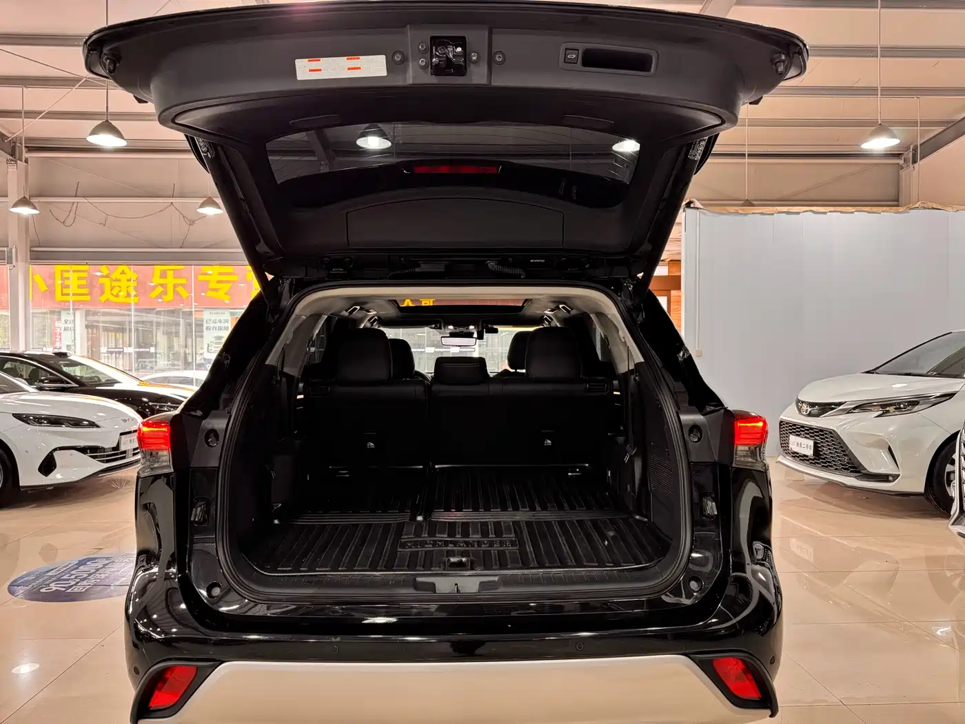 Toyota Highlander 2023 2.5L Smart Hybrid Dual Engine AWD Ultimate 7-Seater фото 18