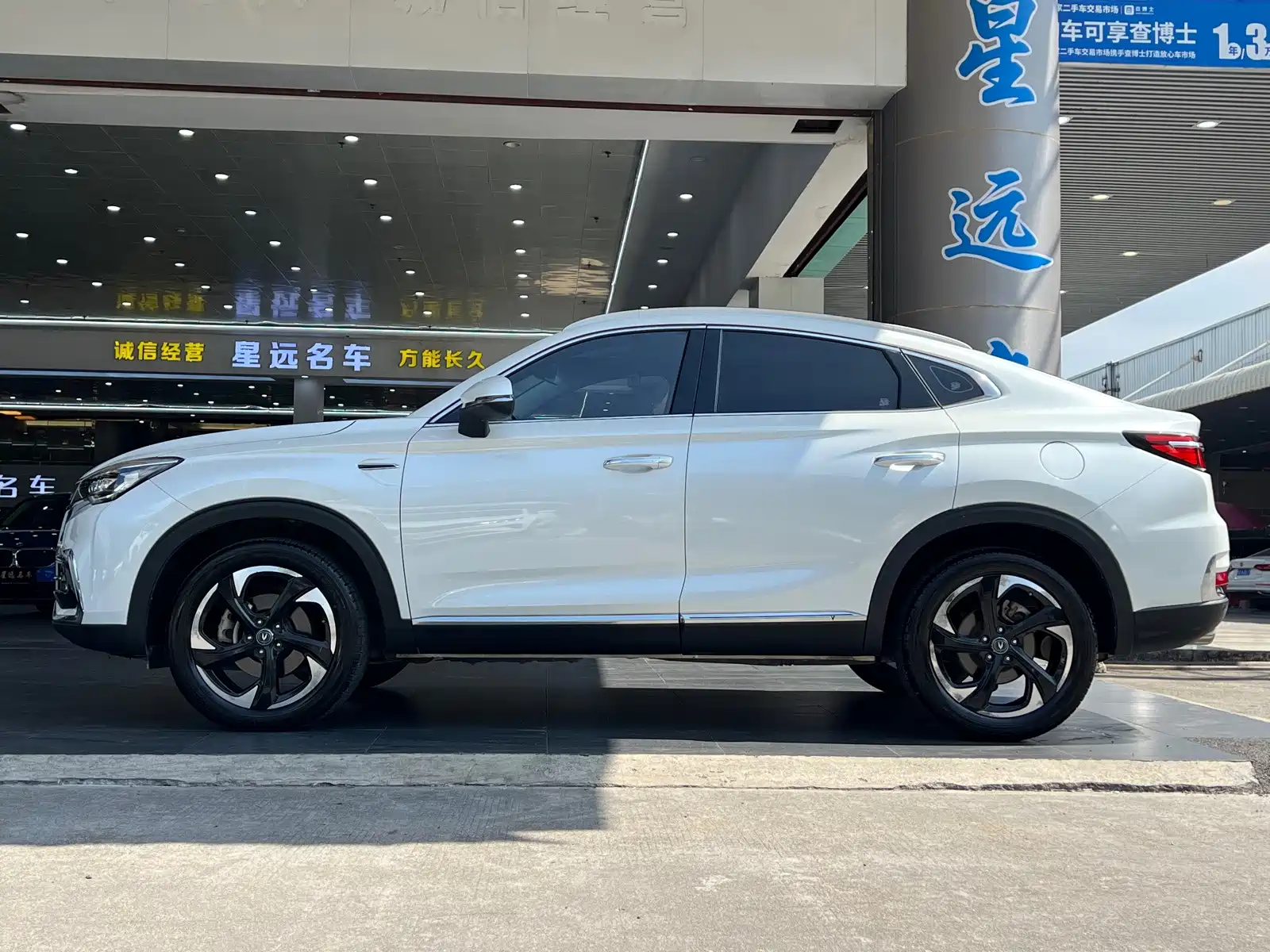 Фото 16 - Changan CS85