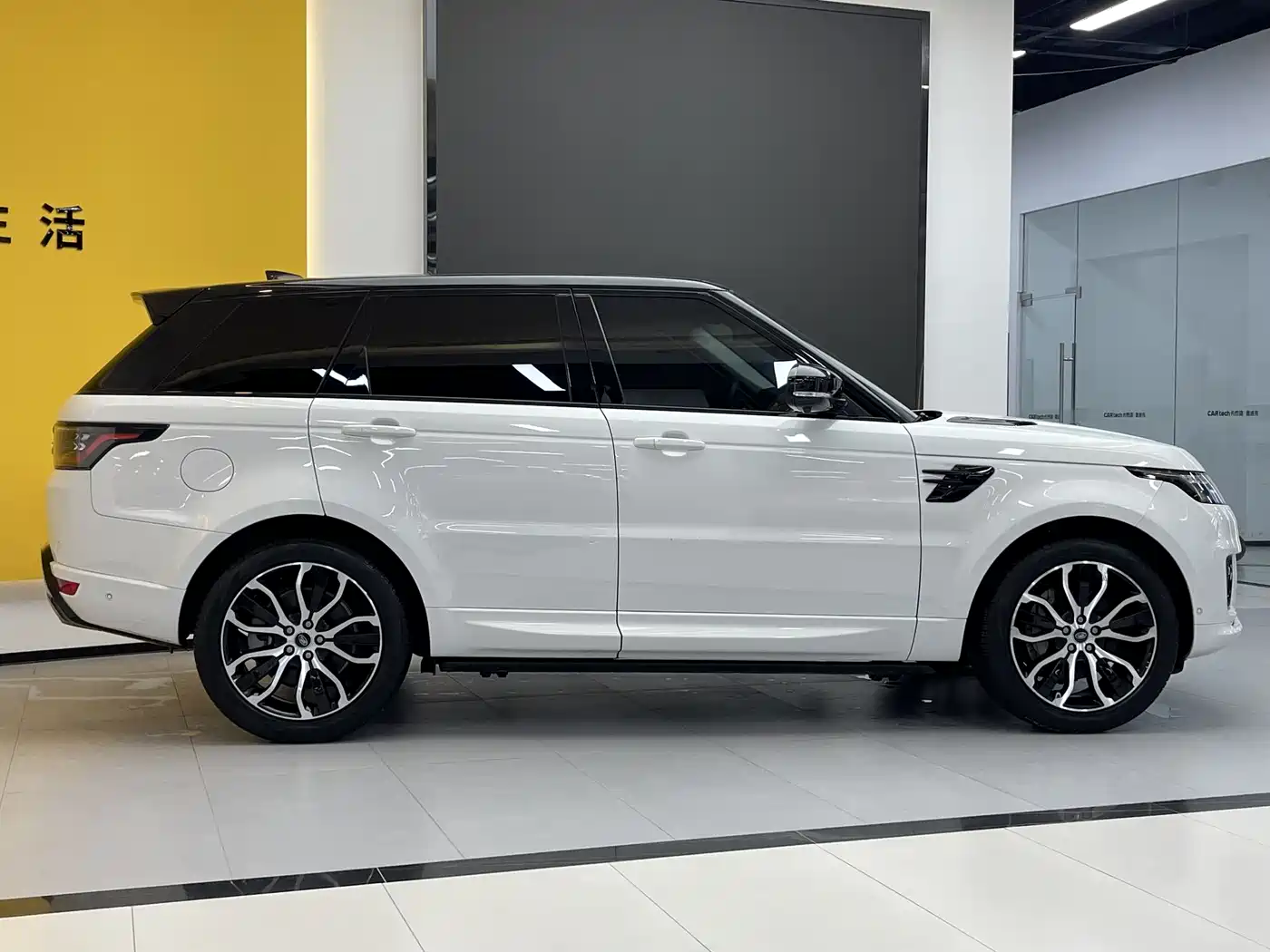 Land Rover Range Rover Sport 2022 3.0 L6 Gloss Black Edition фото 8