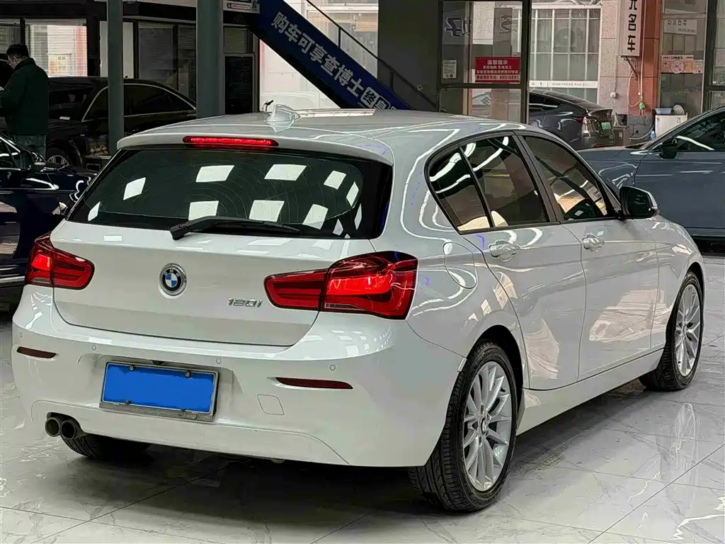 BMW 1 Series (Import) 2016 120i Leading Model фото 4