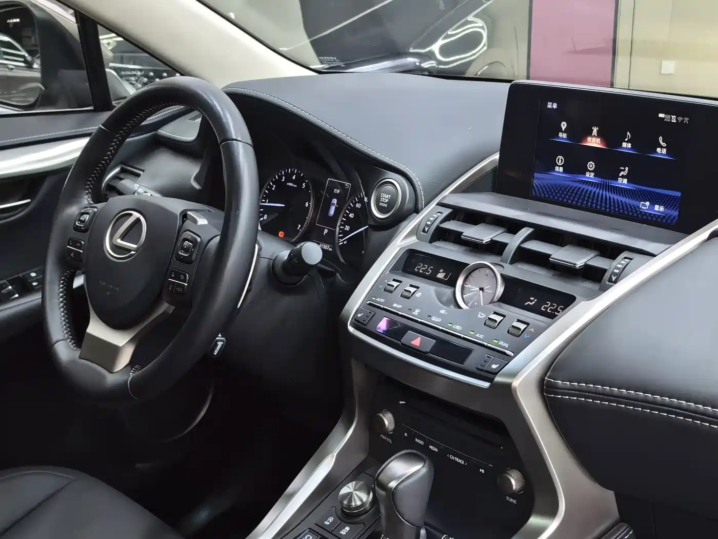 Фото 23 - Lexus NX