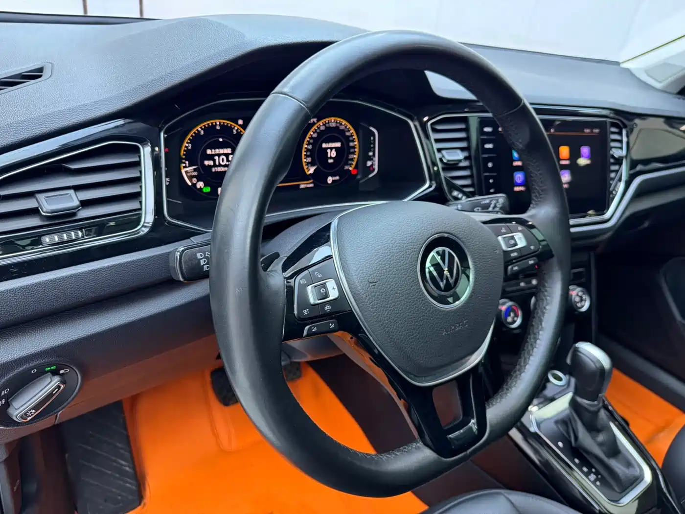 VOLKSWAGEN T ROC EXPLORING SONGS