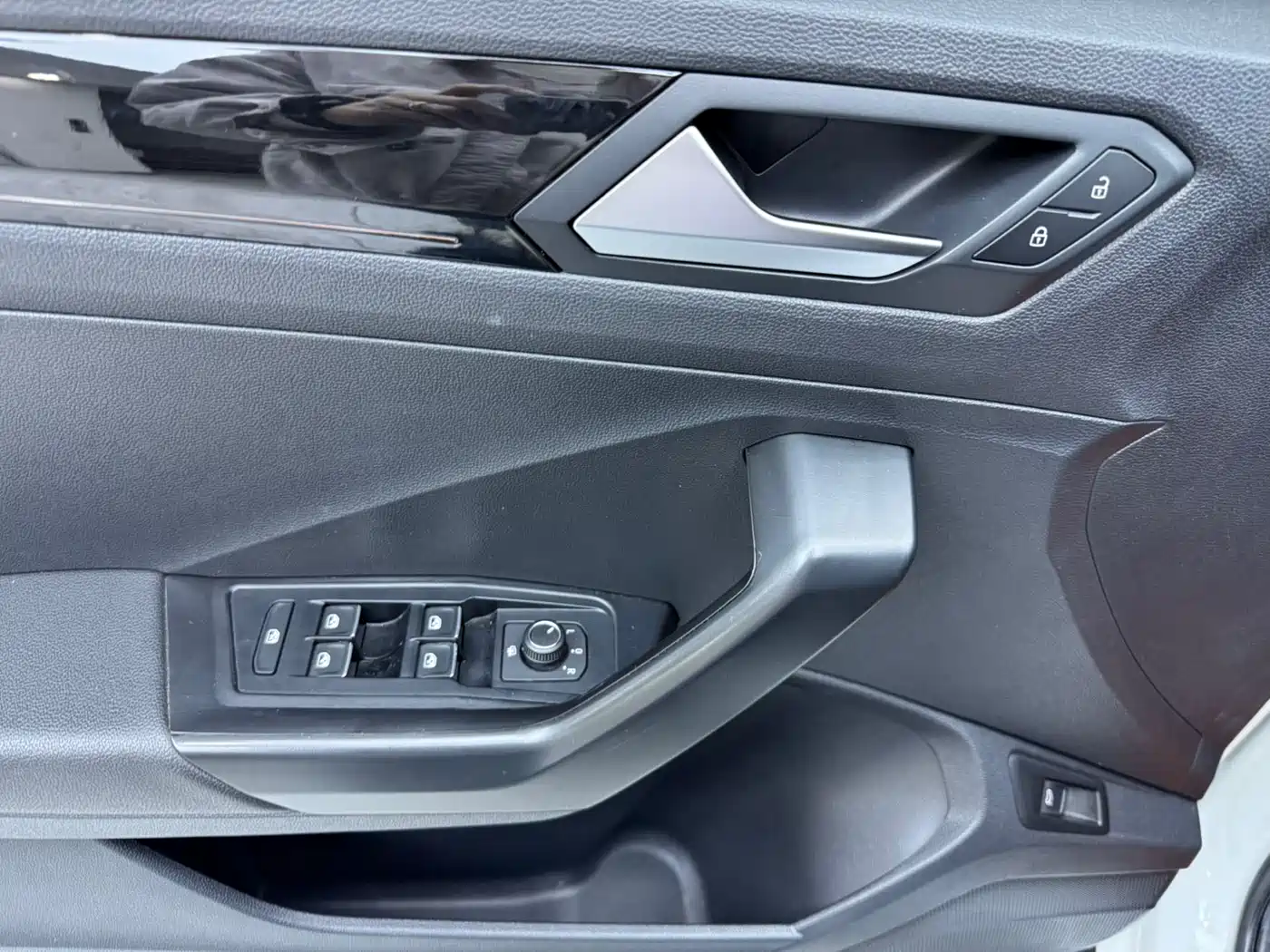 VOLKSWAGEN T ROC EXPLORING SONGS