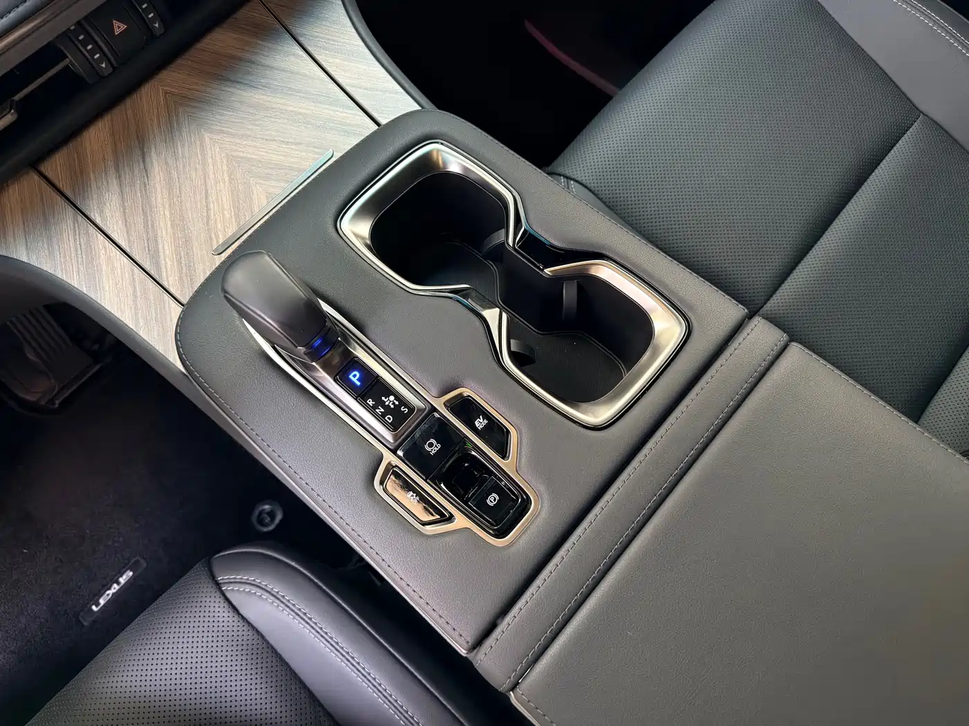 Lexus LM 2023 350h 7-Seater Elegance Edition фото 12