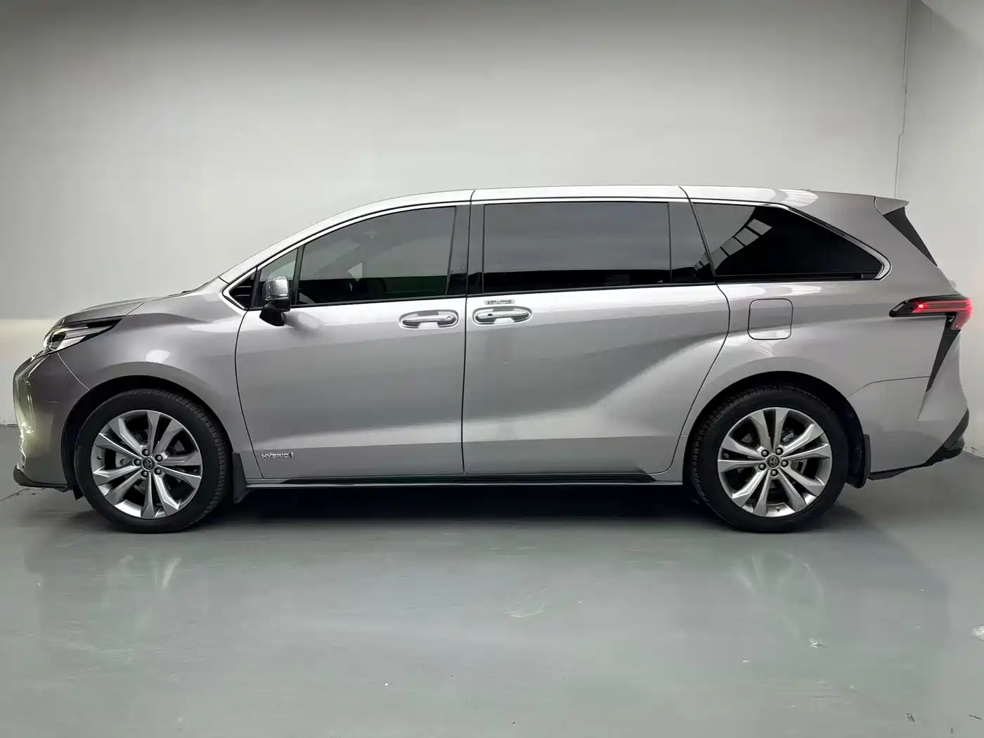 Toyota Sienna 2023 2.5L Hybrid Premium Edition фото 3