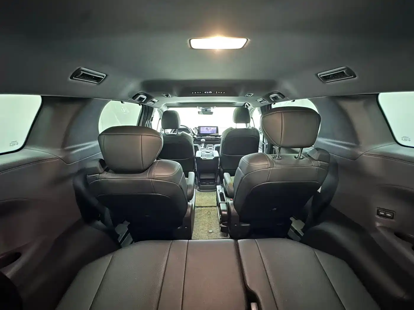 Toyota Sienna 2023 2.5L Hybrid Premium Edition фото 7