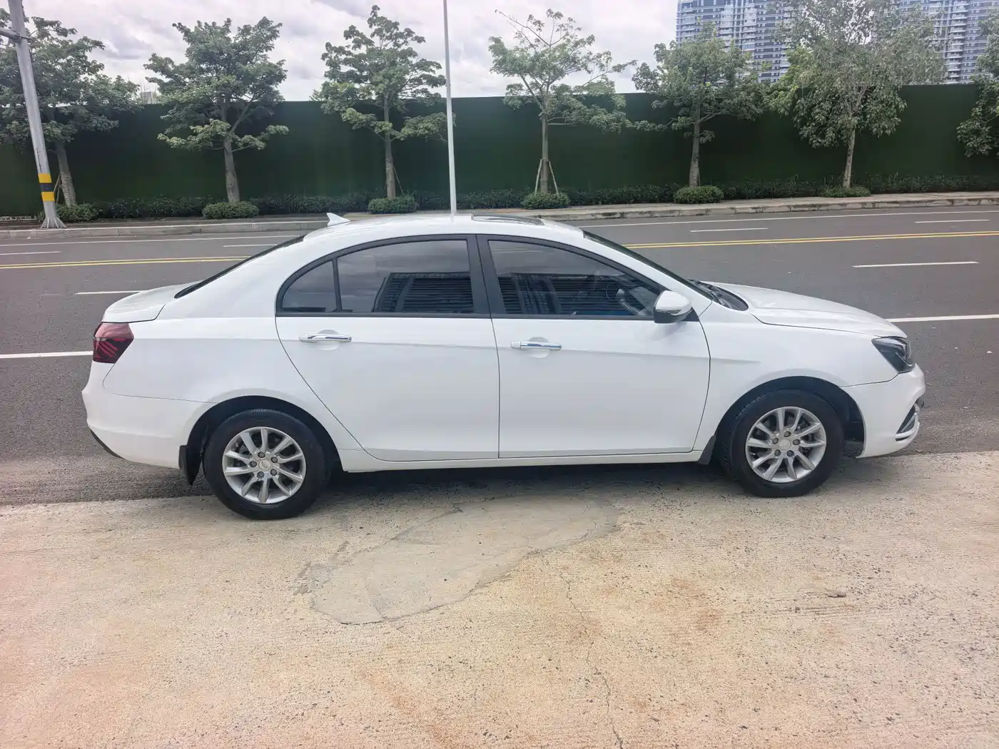 Фото 4 - Geely Emgrand