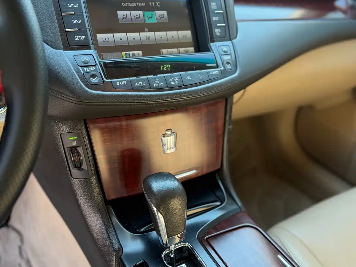 Toyota Crown 2010 2.5L Royal Leather Navigation Edition фото 6
