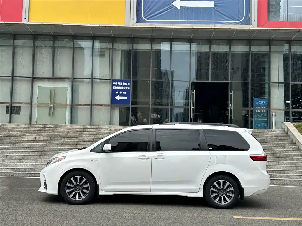 Toyota Sienna фото 4