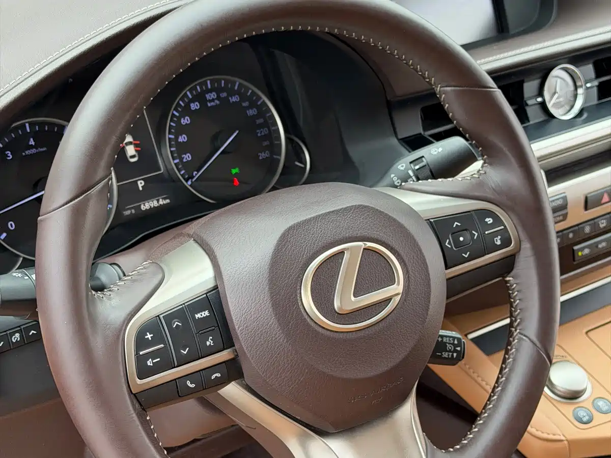 Lexus ES 2015 200 Elite Edition фото 13