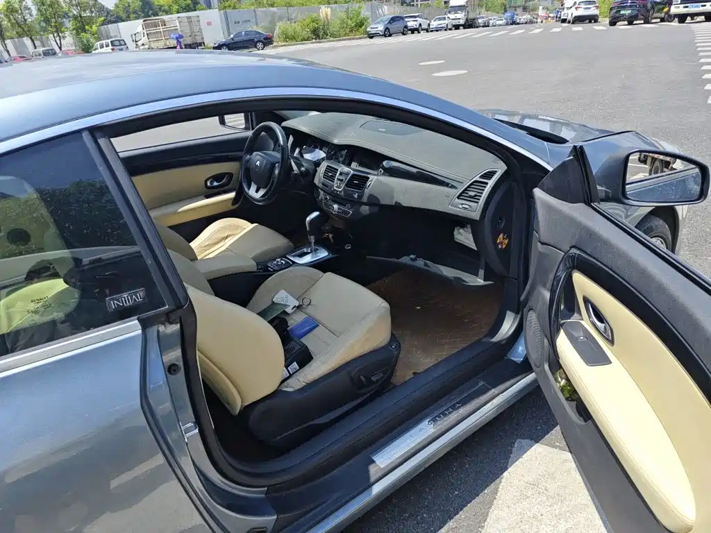 Renault Laguna 2015 2012 Coupe 2.0T Luxury Navigation Edition