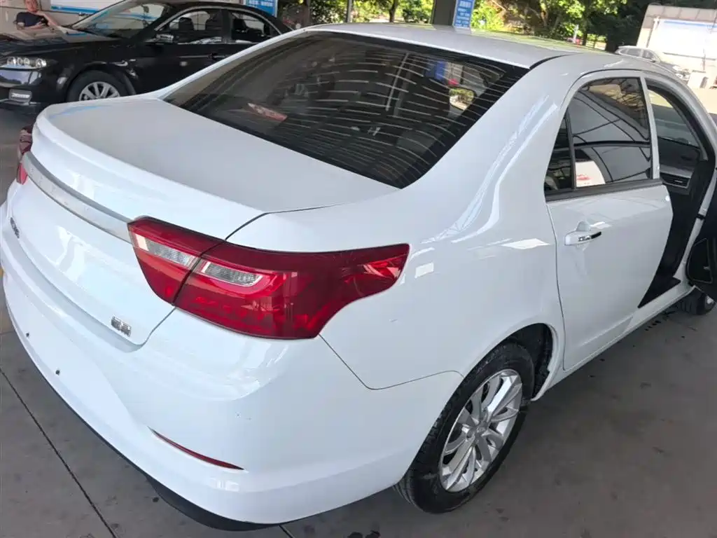 Фото 7 - Geely Vision
