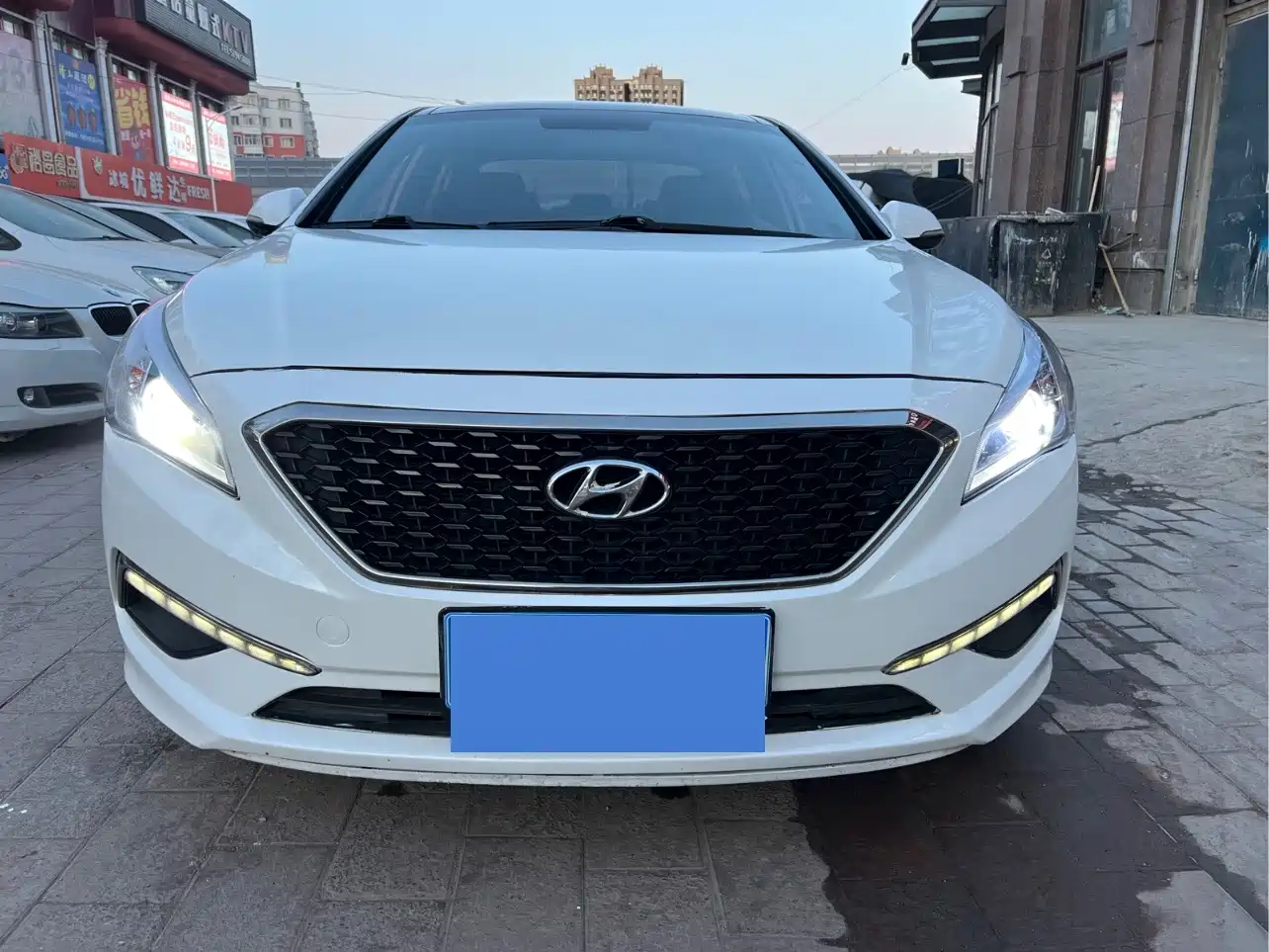 Photo 2 - Hyundai Sonata