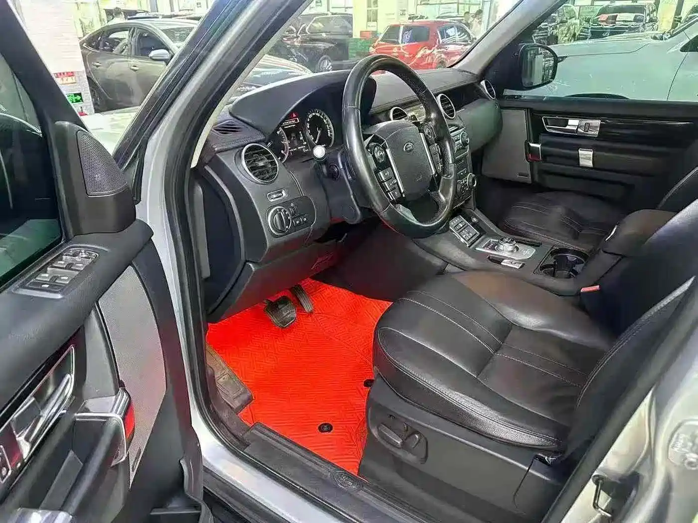 Land Rover Discovery 2015 3.0 SC V6 SE фото 4