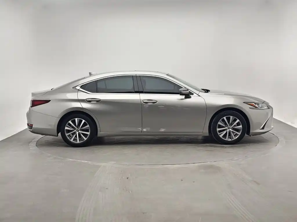 Фото 3 - Lexus ES