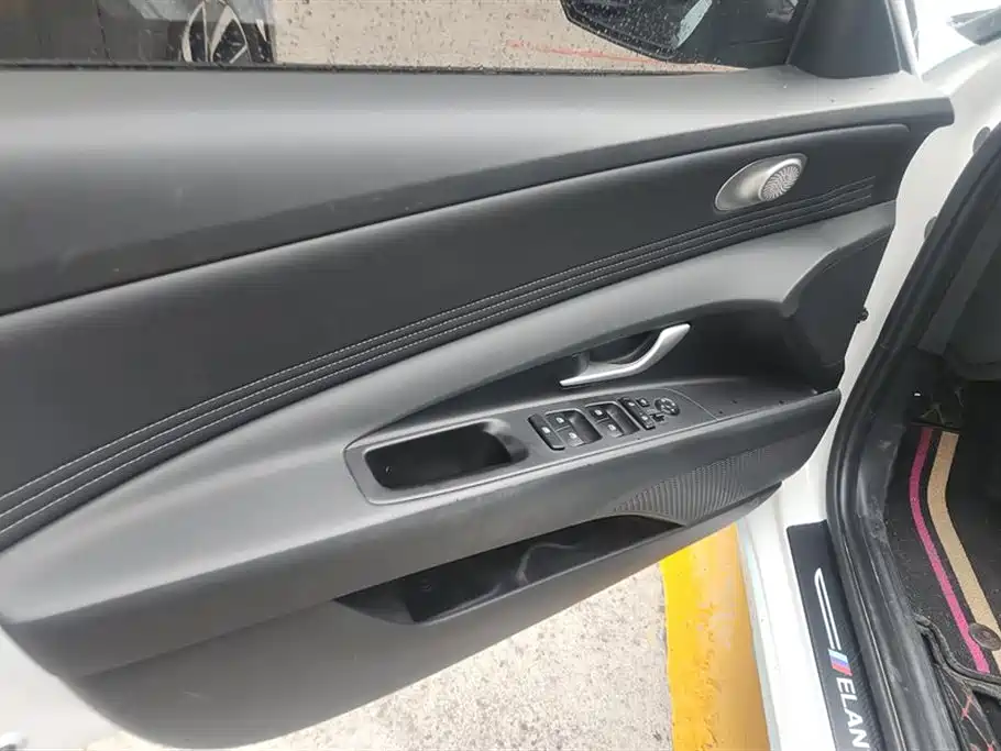 Hyundai Elantra 2022 1.5L CVT LUX Premium Edition фото 7